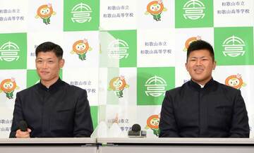  ＤｅＮＡ１位指名の小園（左）と並んで会見したロッテ１位・松川（東スポWeb）