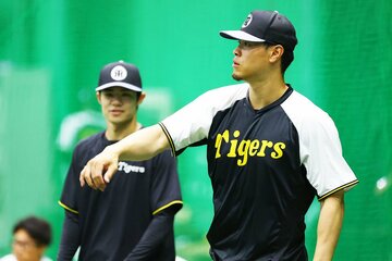 室内練習で調整した阪神・佐藤輝明(右)