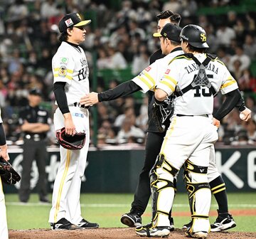 ２回途中、交代を告げられたソフトバンク・徐若熙(左)