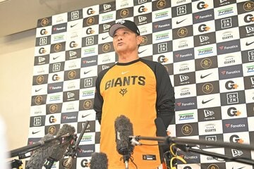 囲み取材を受ける橋上秀樹監督代行