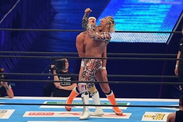 ザック・セイバーJr.（奥）を攻める棚橋弘至