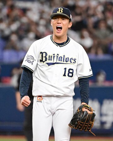  最後の打者・柳田を空振り三振に封じ、歓喜の雄たけびをあげるオリックス・山本（東スポWeb）