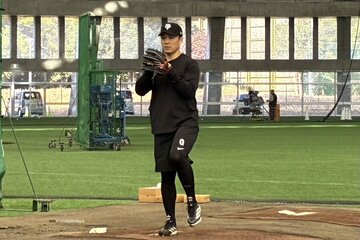 初日からブルペン入りした則本昂大