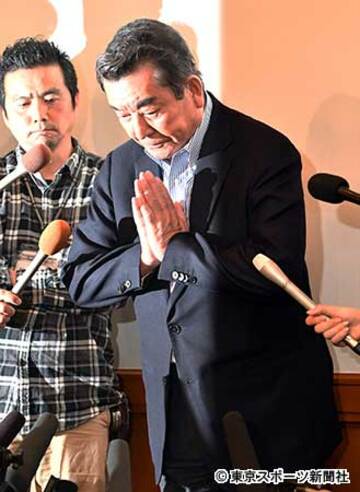  手を合わせ頭を下げる加山雄三