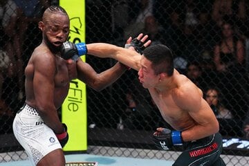 マネル・ケイプ（左）相手にペースを握った堀口恭司だったが…（©Zuffa LLC/UFC）