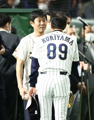 栗山英樹監督と話す森保一監督