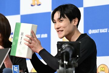 勝利者インタビューで、広島銘菓の桐葉菓を受け取る高橋竜矢