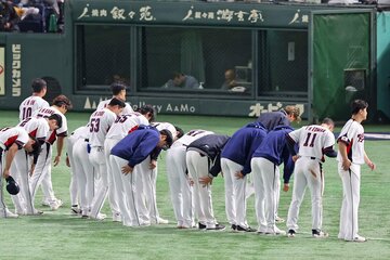逆転負けを喫しスタンドのファンに頭を下げる韓国代表