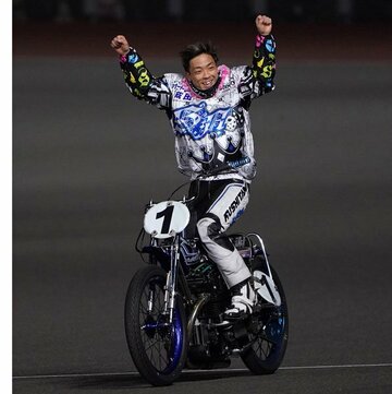  連覇を決め、ガッツポーズの青山周平