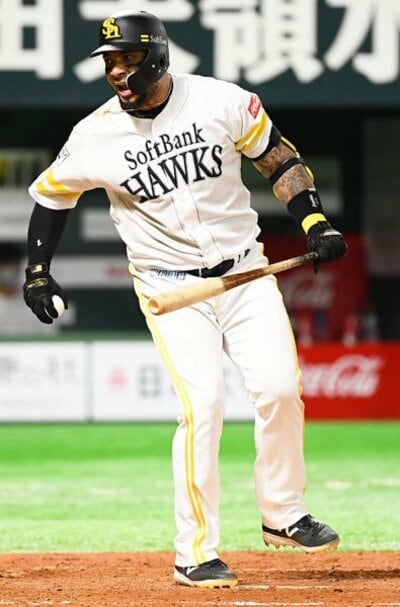 写真：痛ッ！ 鷹・バレンティンが自打球で負傷交代 | 東スポWEB
