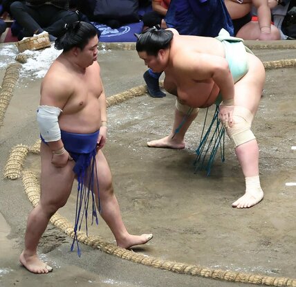 藤ノ川(左)の上手投げに屈し、肩を落とす琴桜