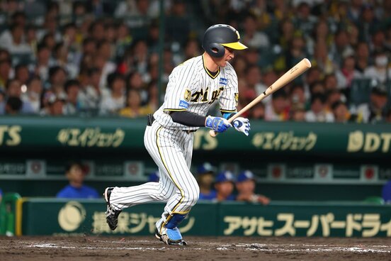 ８回、ニゴロに倒れる阪神・近本