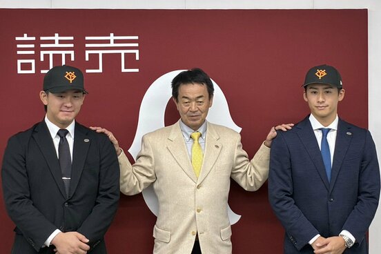 巨人入団会見を行った前日本ハム・北浦竜次(左)と、前ソフトバンク・板東湧悟。中央は水野編成本部長