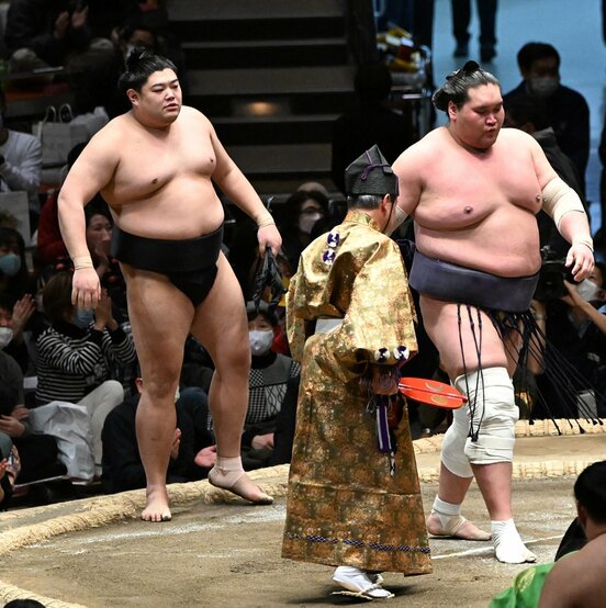  １４日目には横綱照ノ富士(右)を下した阿炎（東スポWeb）