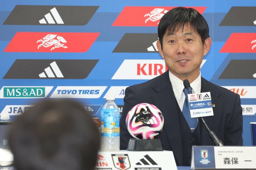 試合後会見する森保監督