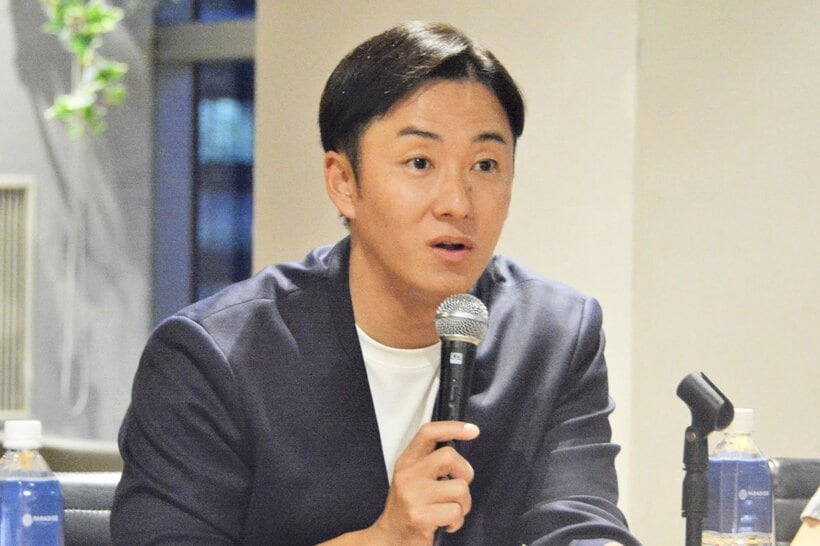 観覧客からの質問に答える斎藤佑樹氏