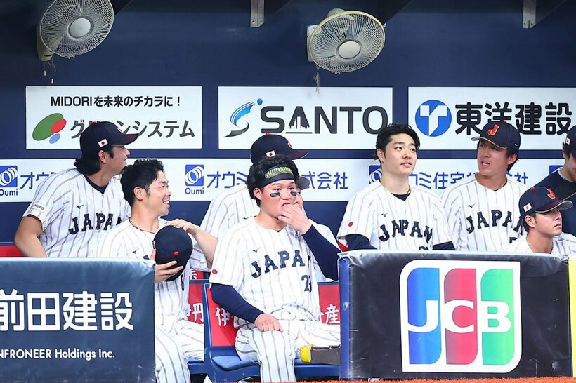 北山亘基（奥右）と話をする大谷翔平