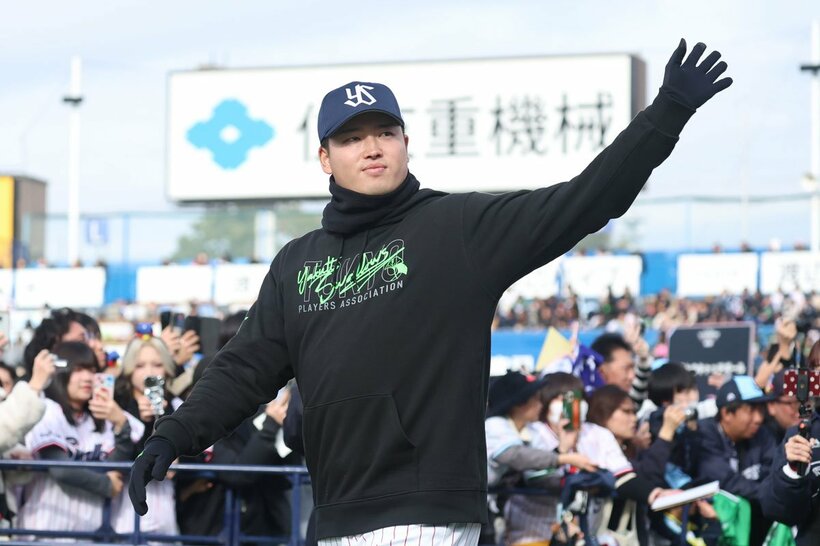ファンの声援に応える村上宗隆