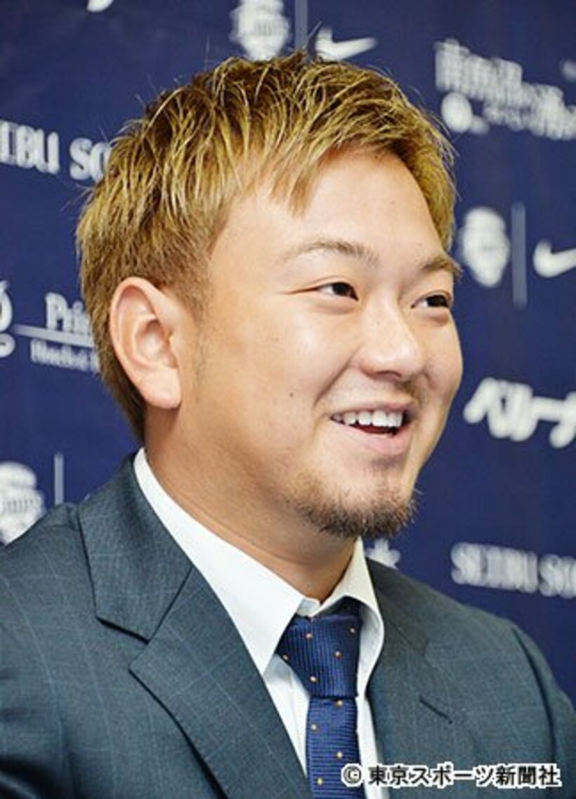 金髪＆あごヒゲ姿で会見に臨んだ森