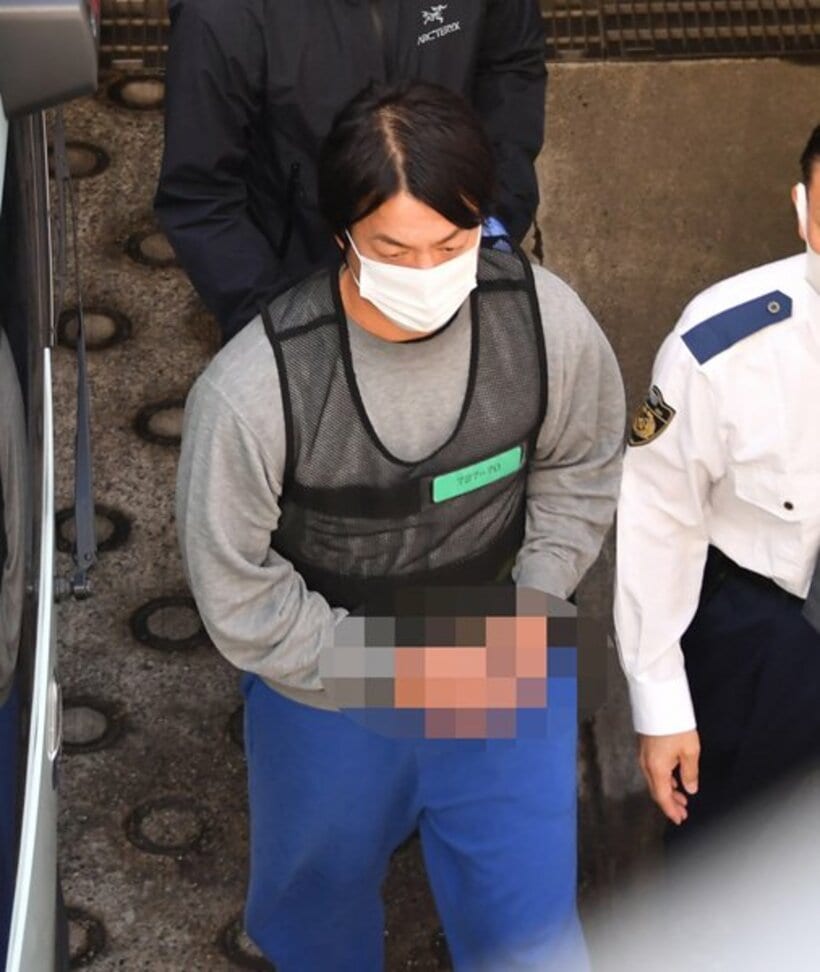  警察官に付き添われ車に乗り込む宮崎大輔容疑者