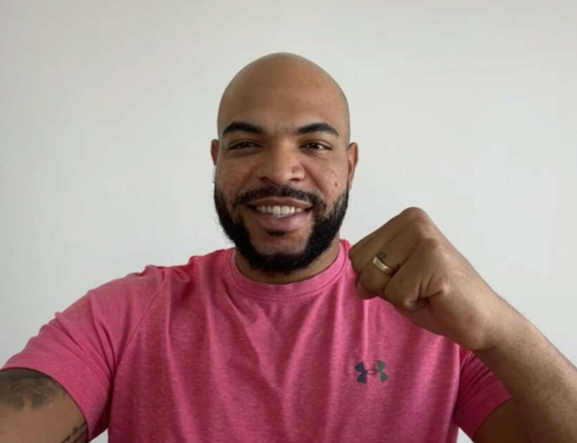  オンライン取材に応じガッツポーズを作るDｅＮＡのエドゥイン・エスコバー（ＺＯＯＭから）