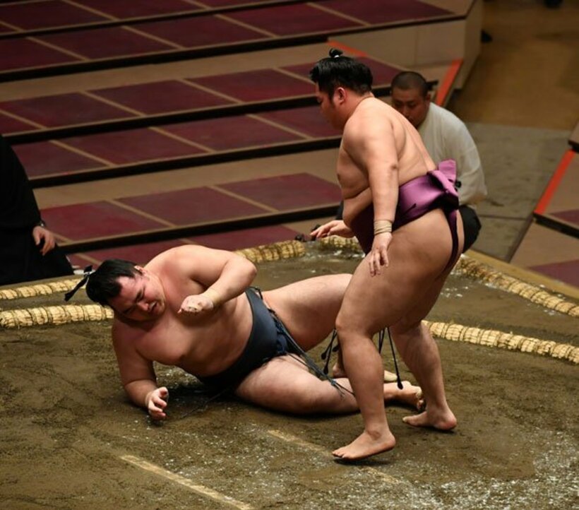  初日、遠藤（右）に敗れていた鶴竜