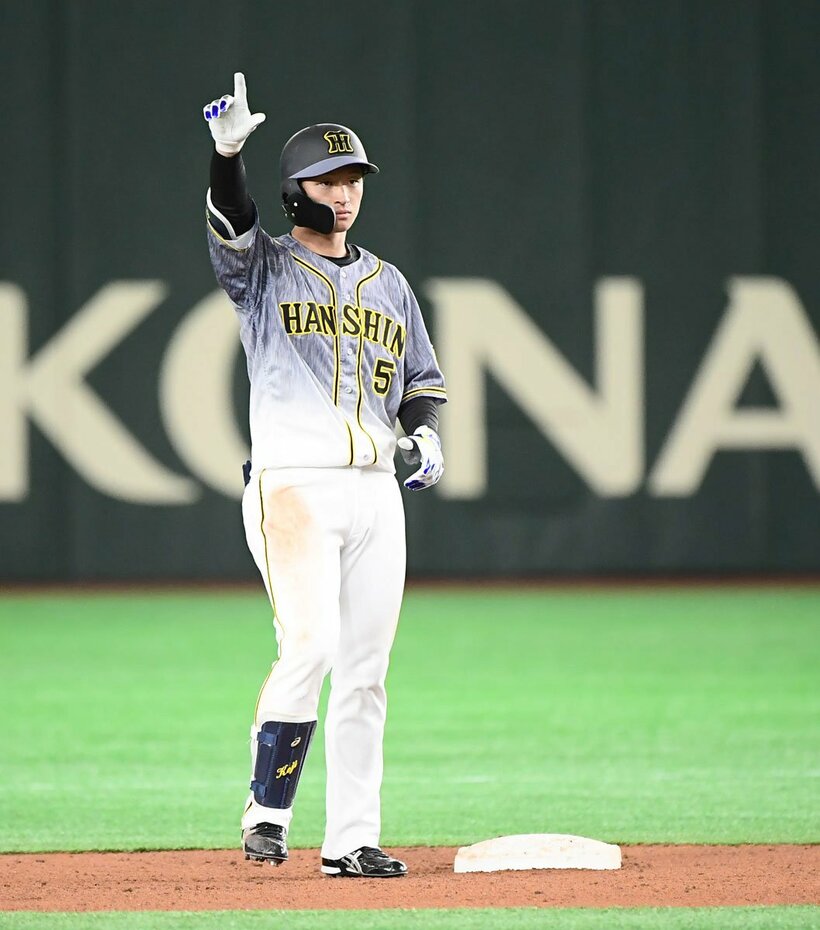  4回に適時打を放ち、無表情のまま塁上でポーズを決める近本