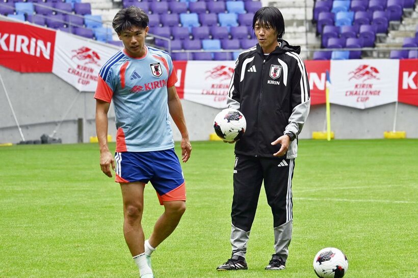 中村俊輔コーチ（右）からマンツーマン指導を受ける塩貝健人
