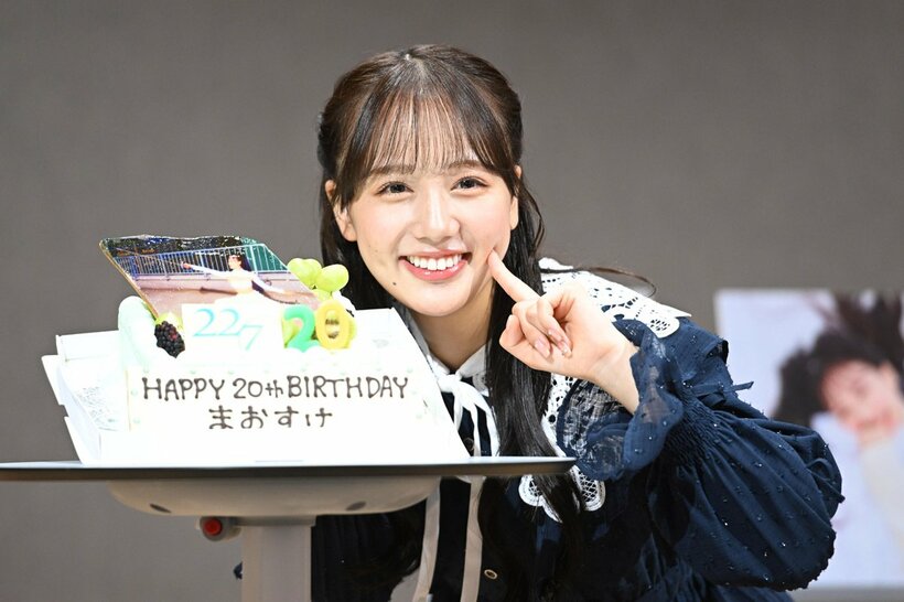 誕生日ケーキを前に笑顔の麻丘真央