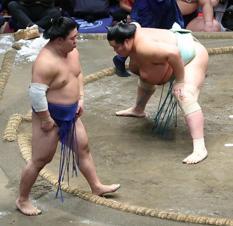 藤ノ川(左)の上手投げに屈し、肩を落とす琴桜