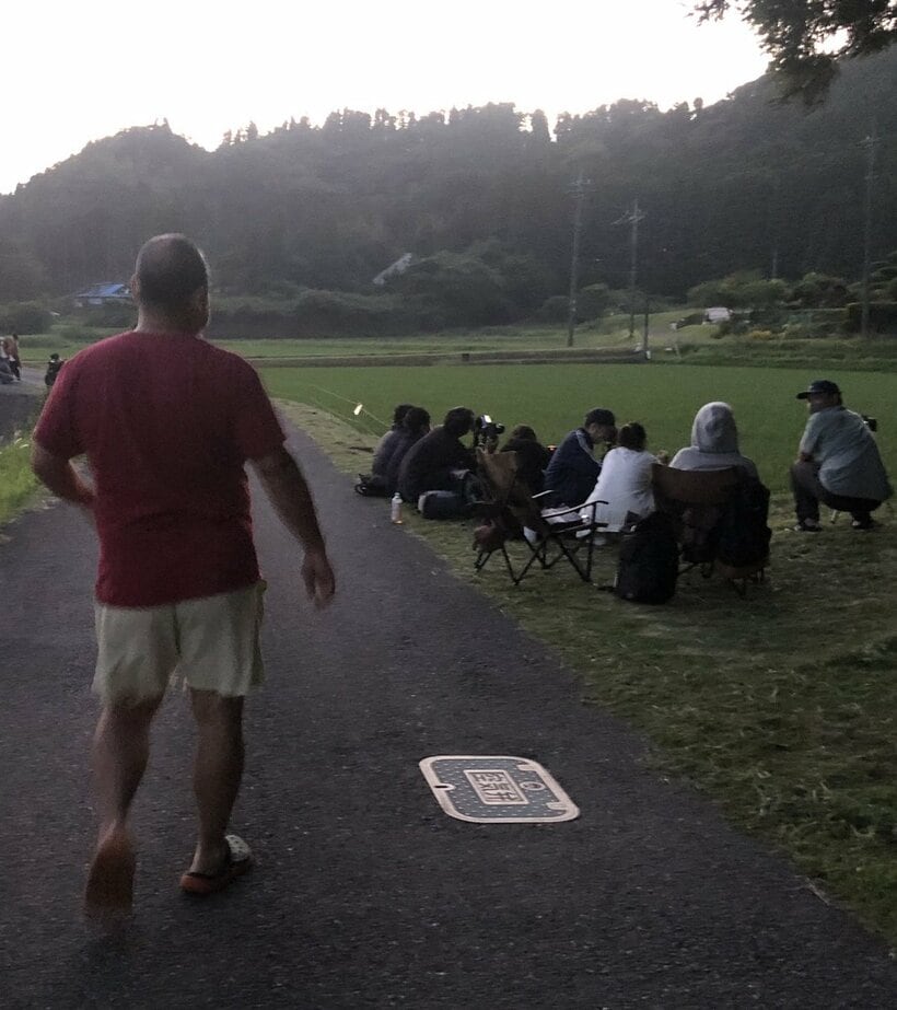  関東某所ではホタル観賞に日没から人が集まりだした