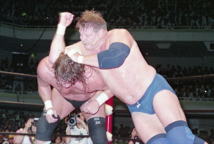  ゴディの後頭部に強烈なエルボーを見舞うハンセン（東スポWeb）