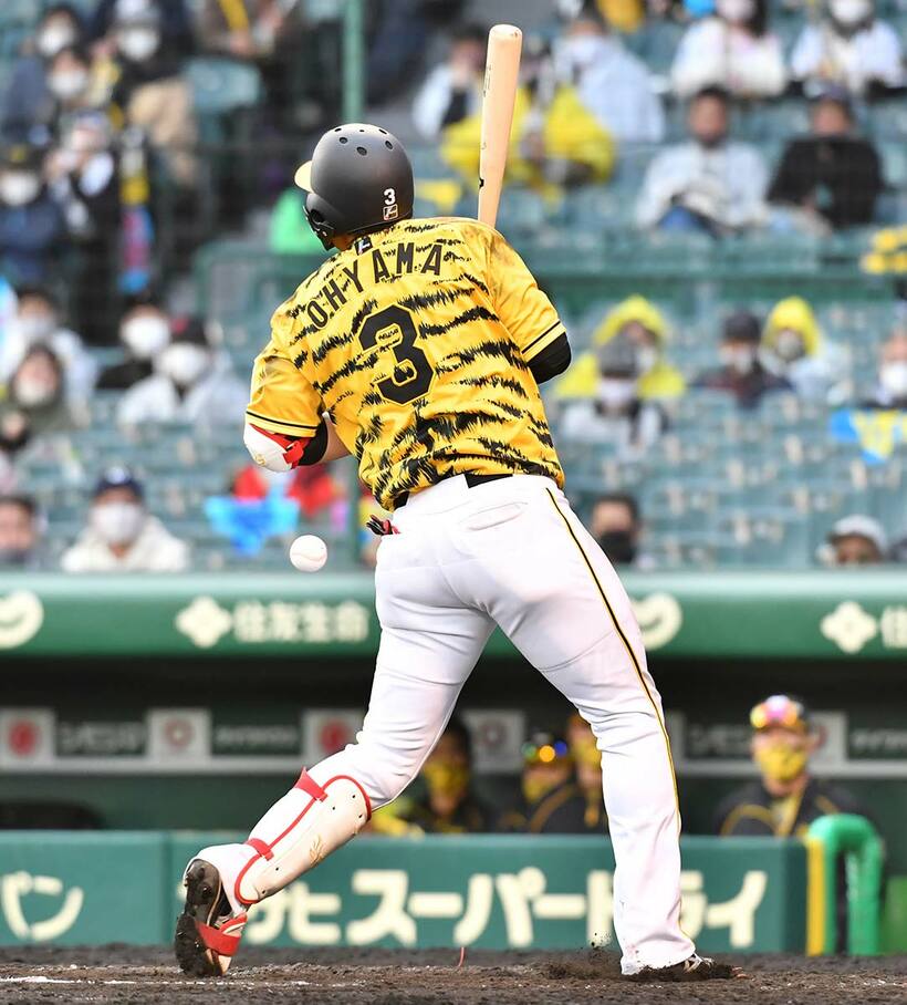  ８回、死球を受けた大山