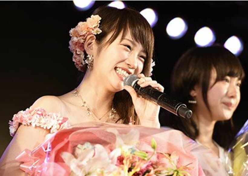 ステージで花束をもらい、あいさつする川栄（C）AKS