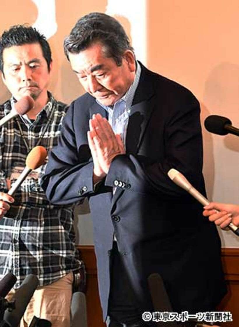  手を合わせ頭を下げる加山雄三