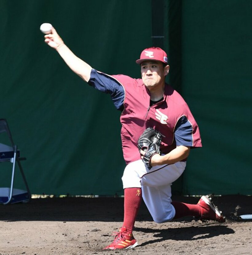  ブルペンで調整する田中将大