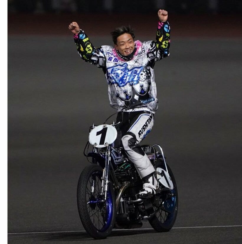  連覇を決め、ガッツポーズの青山周平