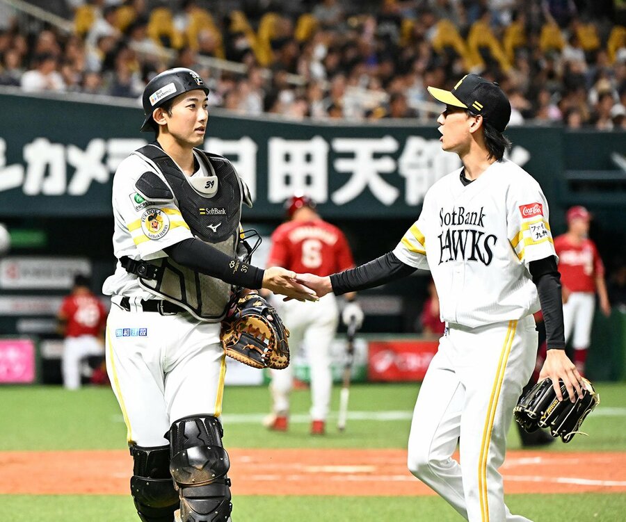 大津亮介(右)に声をかけるソフトバンクの捕手・山本祐大