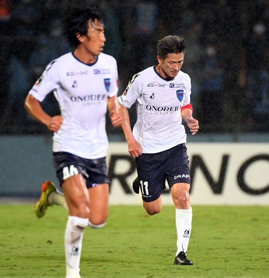  現在、ともに横浜FCでプレーしているカズ（右）と俊輔（東スポWeb）