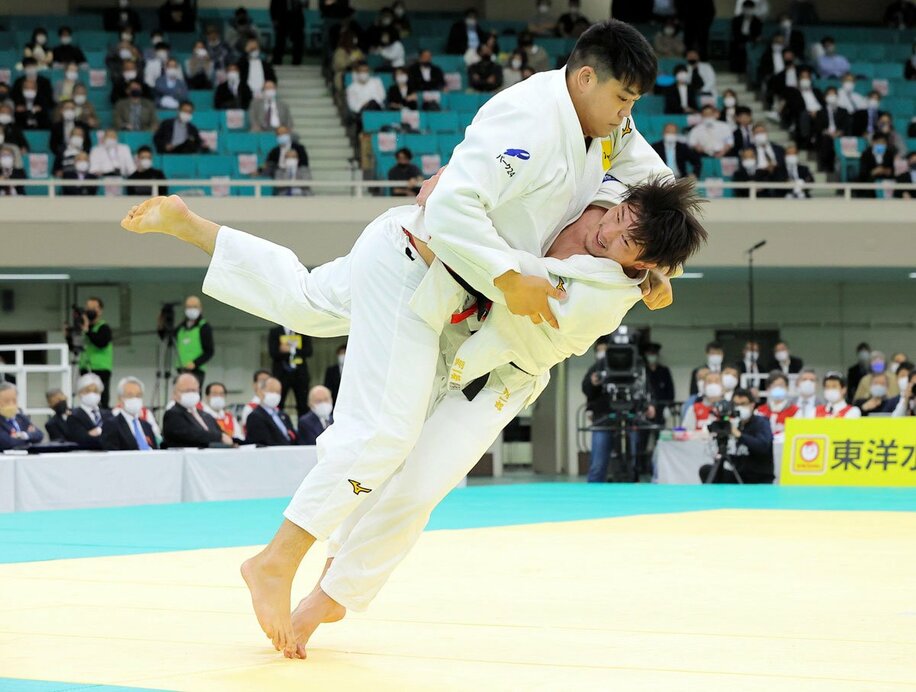  ４月、全日本選手権３回戦で小川雄勢（左）を攻める向翔一郎（代表撮影）