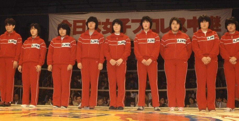 ８４年４月のオーディション合格者。左から２人目が永堀、２人置いて斉藤