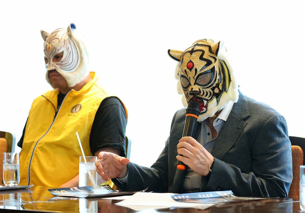 スーパー・タイガー（左）と初代タイガーマスク