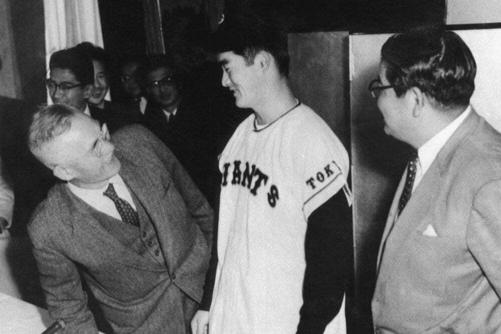 入団会見で笑顔の長嶋さん。左は品川主計球団社長（５７年）