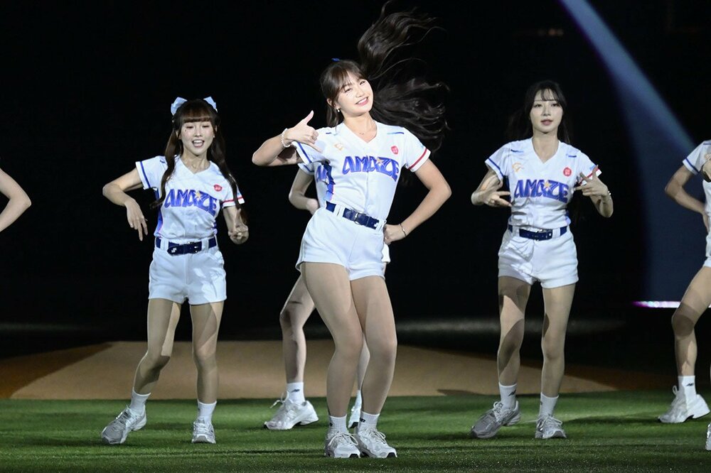 WBC台湾代表とソフトバンクの日中交流試合で試合前パフォーマンスをする台湾チアガール「CT AMAZE」