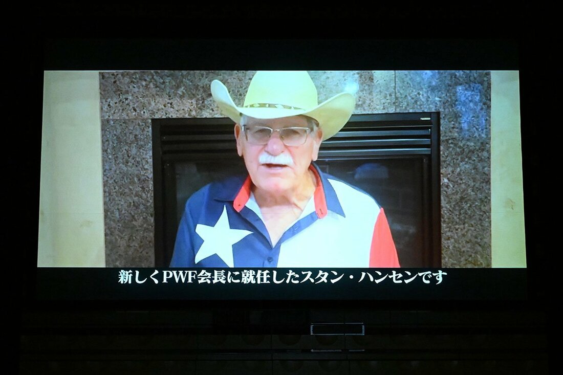 会長就任を会場のファンに報告するスタン・ハンセン