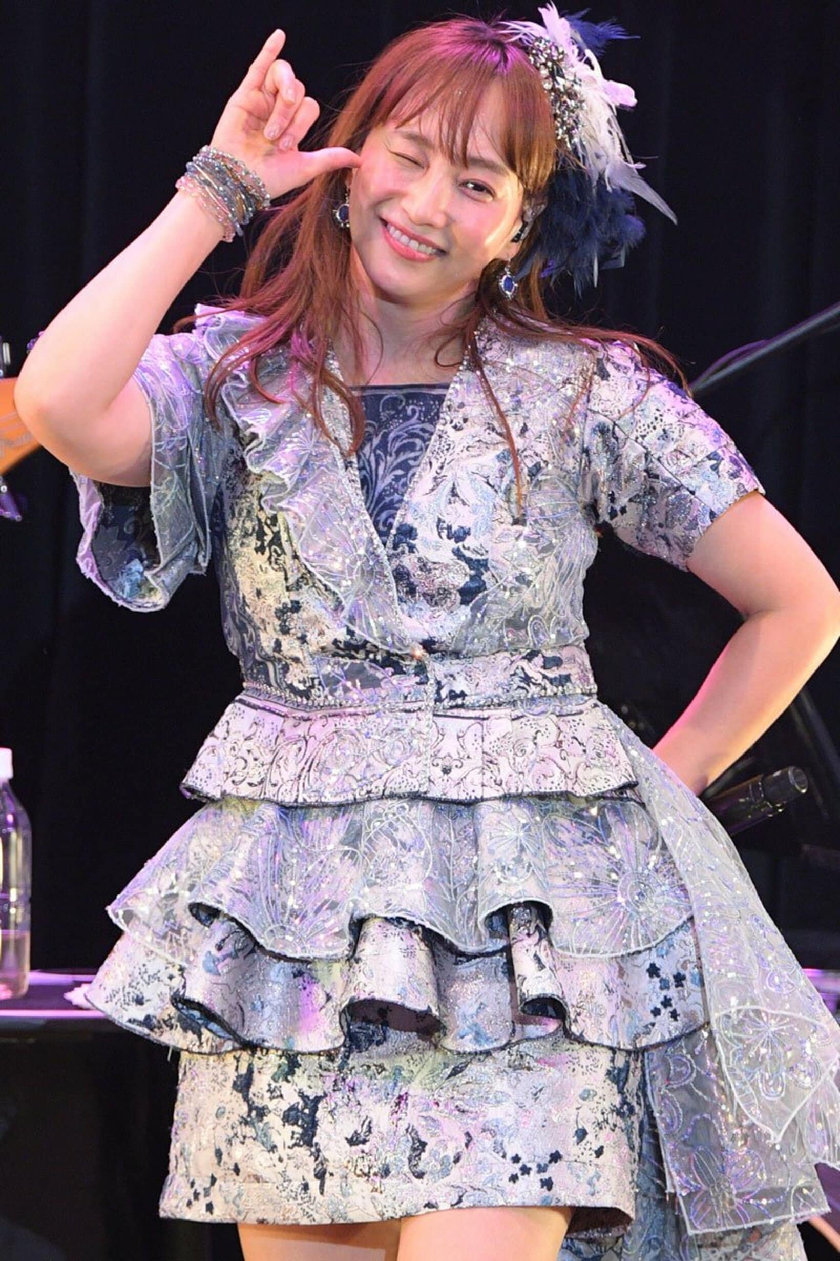 アイドル姿でウインクを決める藤本美貴