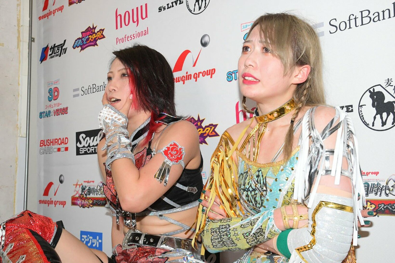 バックステージでコメントする林下詩美（左）と上谷沙弥