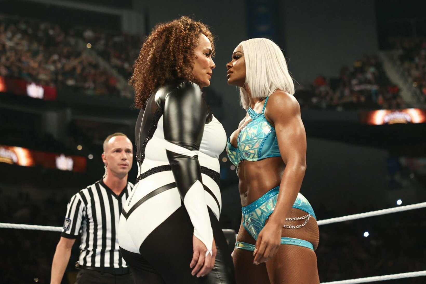 にらみ合うジェイド・カーギル(右)とナイア・ジャックス（©WWE）
