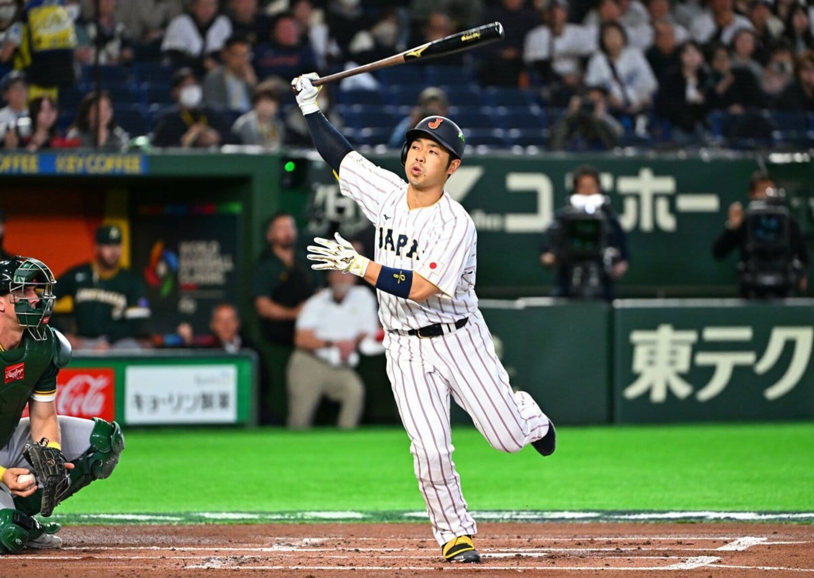 空振り三振する近藤健介