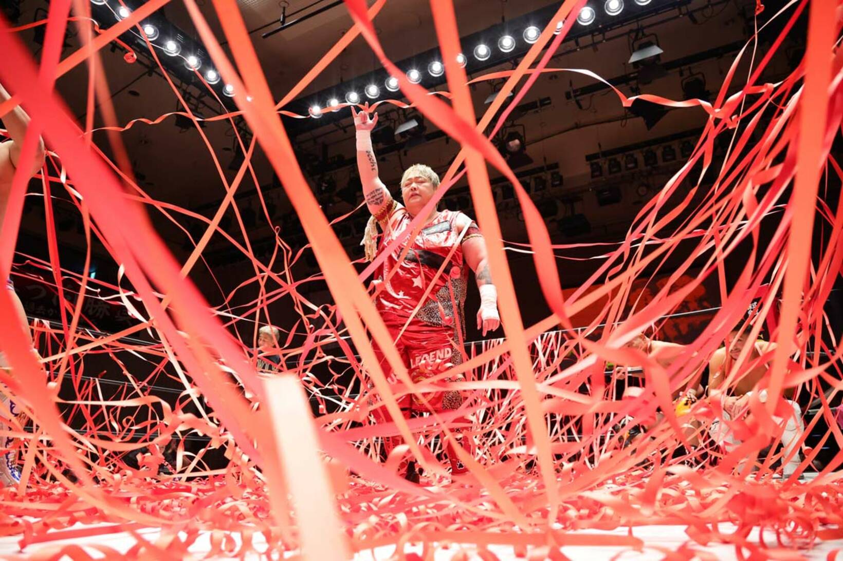 還暦祭で声援を受ける長与千種